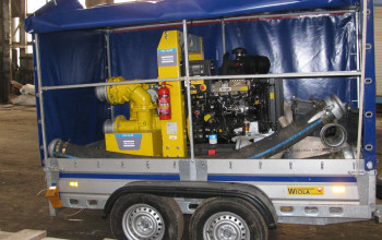 Pompy do ścieków na przyczepie, podniesiona plandeka grudzień 2019