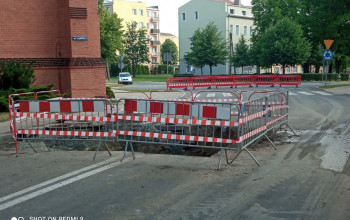 Na ulicy Sądowej w Braniewie został zabezpieczony wykop barierkami w kolorze czerwono-białym. 