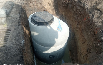 Studnia w wykopie na instalacji deszczowej zakończone stożkiem i włazem typy ciężkiego dla Szkoły Podstawowej nr  6 Braniewo.