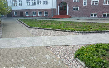 Chodniki wykonane z szarego polbruku na dziedzińcu Szkoły Podstawowej nr 6 w Braniewie.  