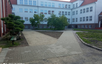 Chodniki wykonane z szarego polbruku na dziedzińcu Szkoły Podstawowej nr 6 w Braniewie.  